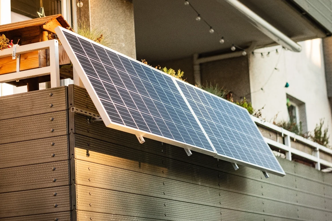 Zwei Solarmodule an Balkonbrüstung